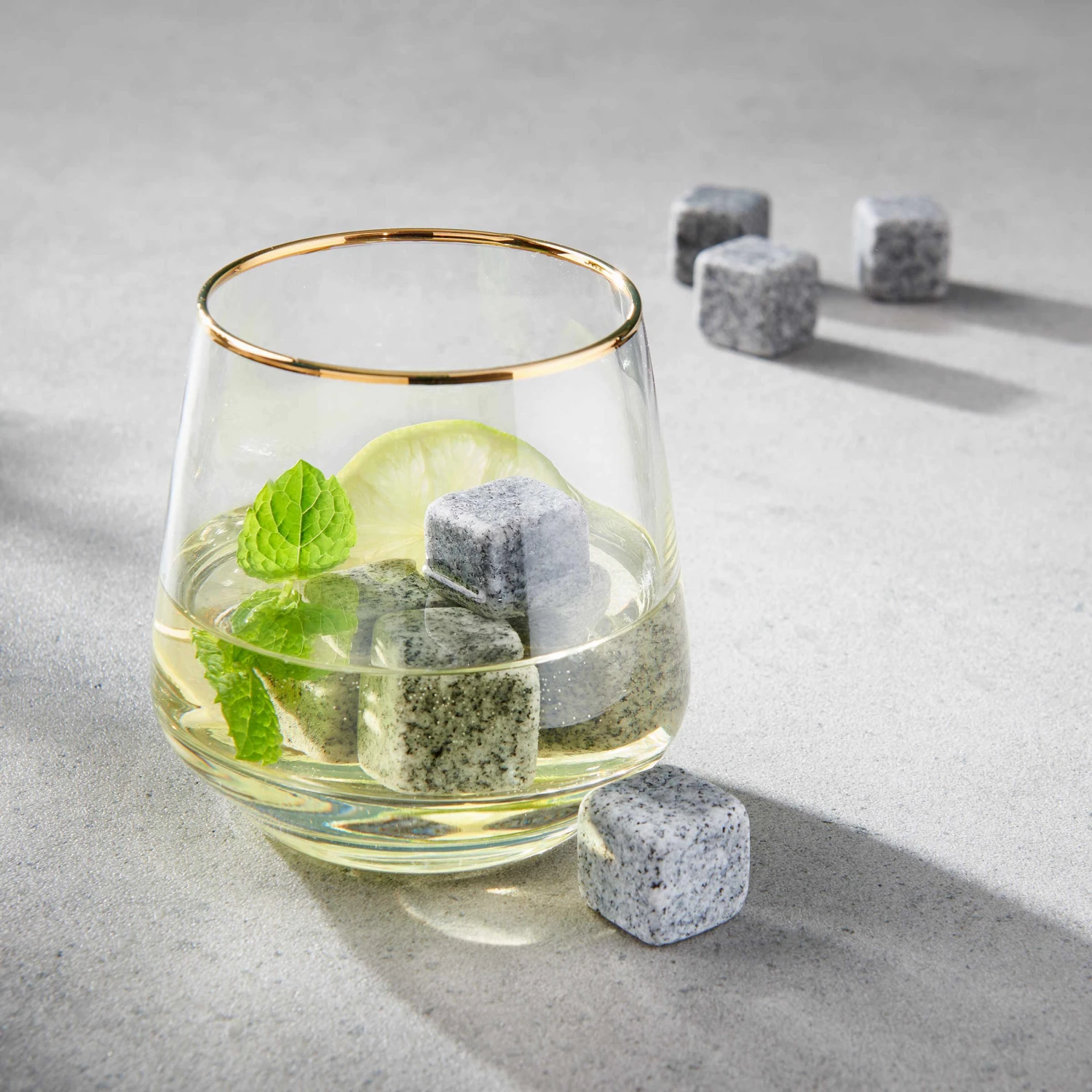 12 Kühlsteine Mit Samtbeutel ON THE ROCKS In Grau 4 12 Kühlsteine Mit Samtbeutel ON THE ROCKS In Grau – Bild 2