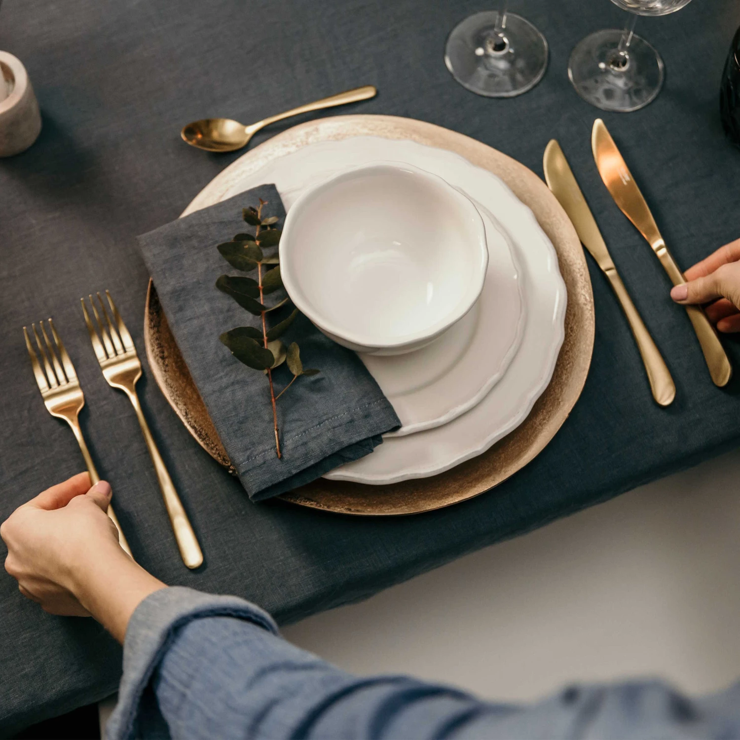 Deko-Teller Organisch Ø32cm BANQUET In Gold 6 Deko-Teller Organisch Ø32cm BANQUET In Gold – Bild 4