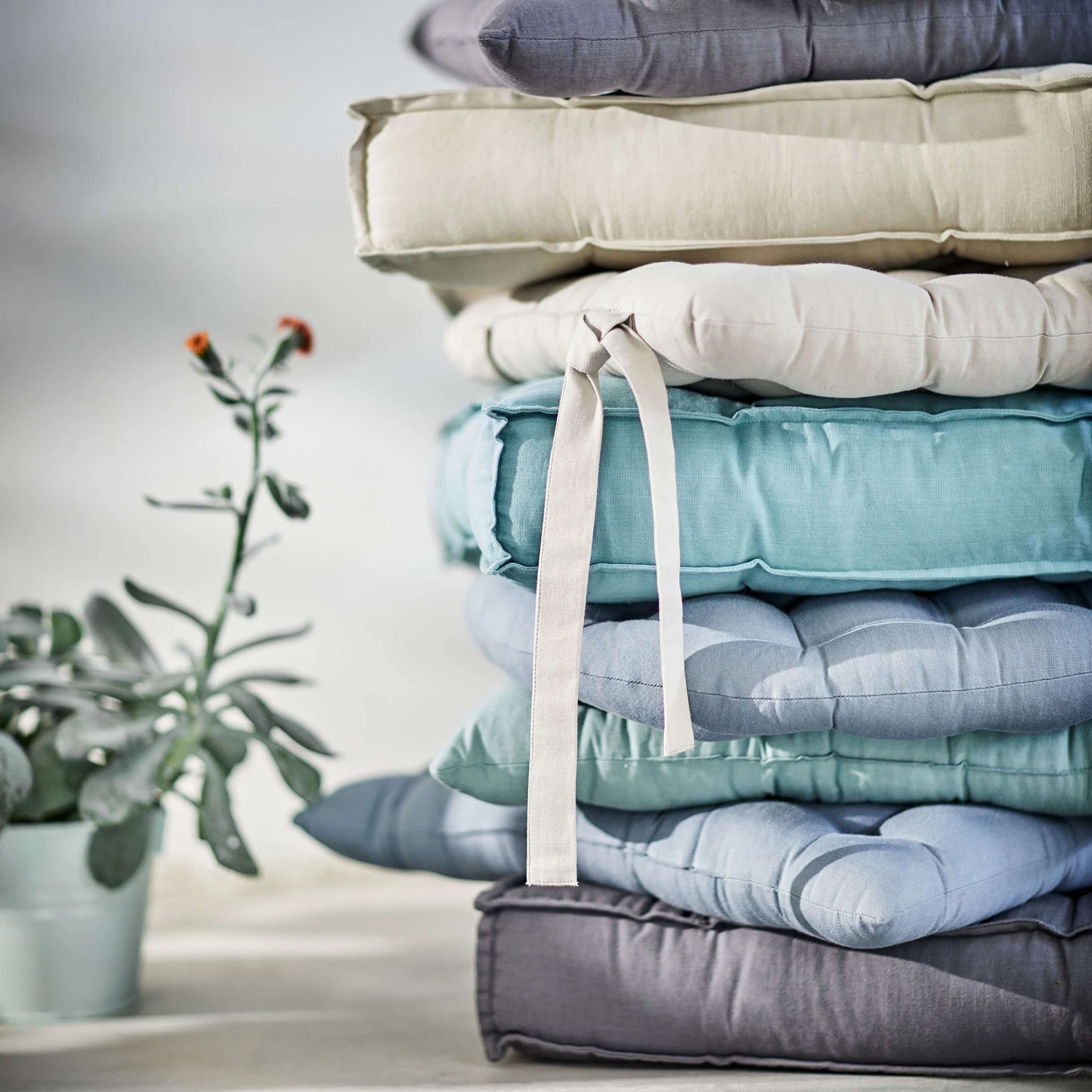 Futonkissen L 42 X B 42cm SOLID In Blau 4 Futonkissen L 42 X B 42cm SOLID In Blau – Bild 2