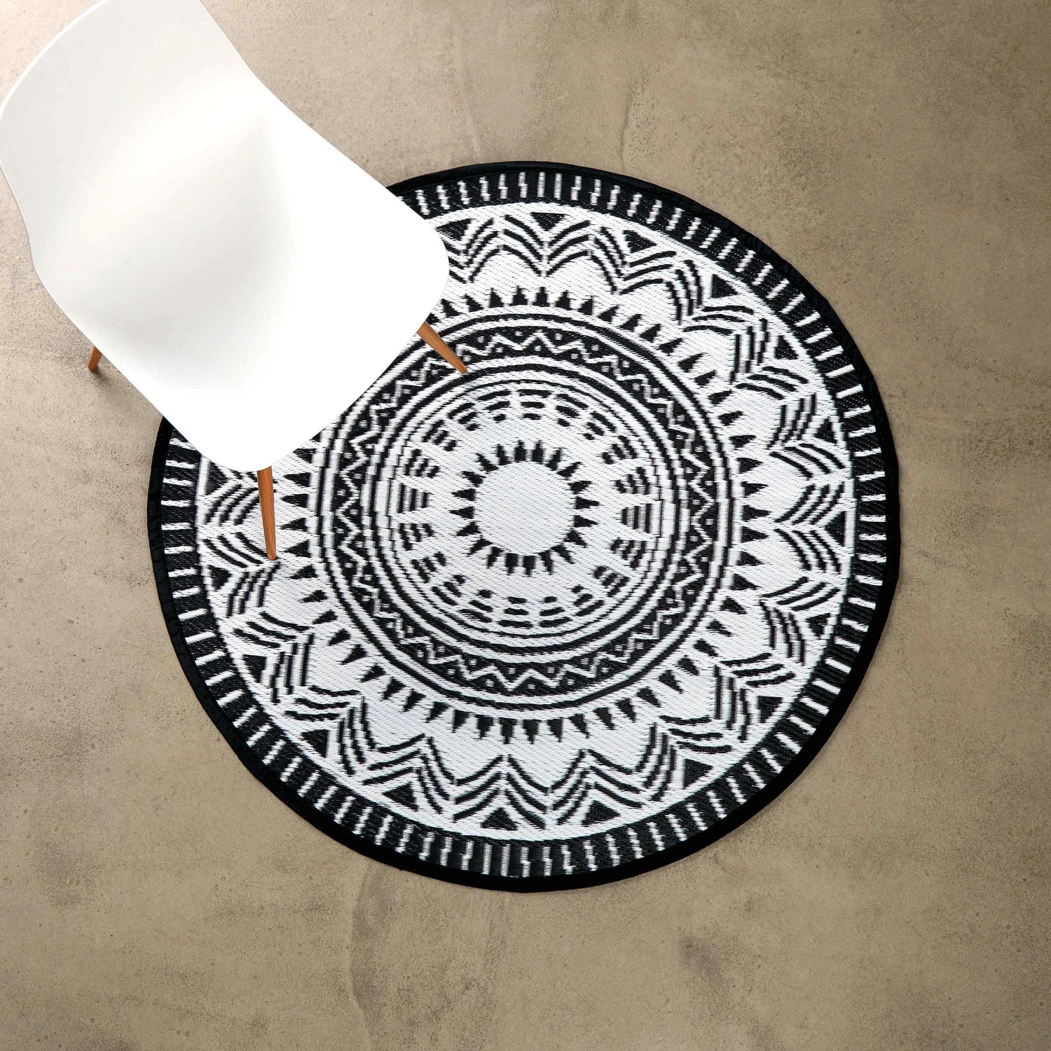 In- & Outdoor-Teppich Ø118cm COLOUR CLASH In Schwarz-Weiß 4 In- & Outdoor-Teppich Ø118cm COLOUR CLASH In Schwarz-Weiß – Bild 2