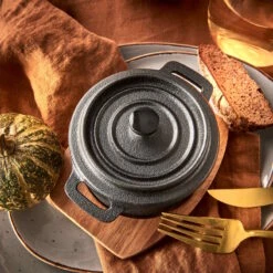 Mini-Serviertopf Mit Holzuntersetzer L 14 X B 11cm HOT IRON In Schwarz -Home Decoration&Supplies butlers mini serviertopf mit holzuntersetzer l 14 x b 11cm hot iron in schwarz 5