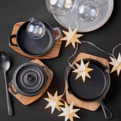 Mini-Serviertopf Mit Holzuntersetzer L 14 X B 11cm HOT IRON In Schwarz -Home Decoration&Supplies butlers mini serviertopf mit holzuntersetzer l 14 x b 11cm hot iron in schwarz 6